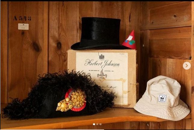 TROIS_CHAPEAUX_A_HENRI